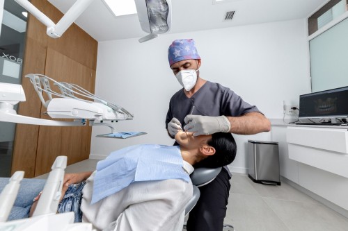 How an Emergency Dental Clinic Handles Common Dental Quandaries